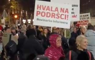  Skup podrške N1 pored Skupštine:Na protest upali novinari i urednici prorežimskih tabloida (VIDEO)