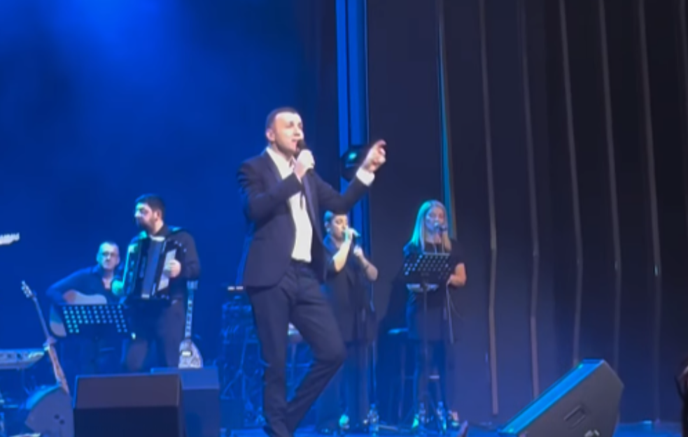 Bane Mojićević izveo naslednike na binu: Emotivna scena pevača sa decom raznežila sve, on ne skida osmeh