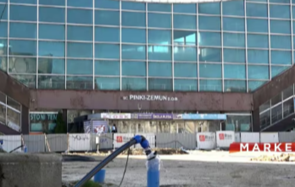 Pao deo plafona u Sportskom centru Pinki