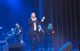 Bane Mojićević izveo naslednike na binu: Emotivna scena pevača sa decom raznežila sve, on ne skida osmeh