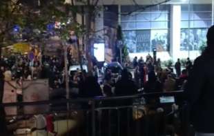 Studenti i građani se okupili ispred RTS-a nezadovoljni izveštavanjem o izborima