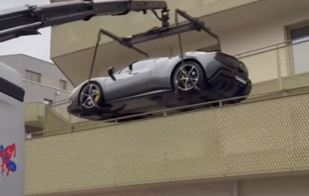 Parkirao ferari vredan 400.000 evra na terasi stana u Beču (VIDEO)
