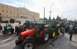 GRČKA U HAOSU: Poljoprivrednici u sukobu sa policijom