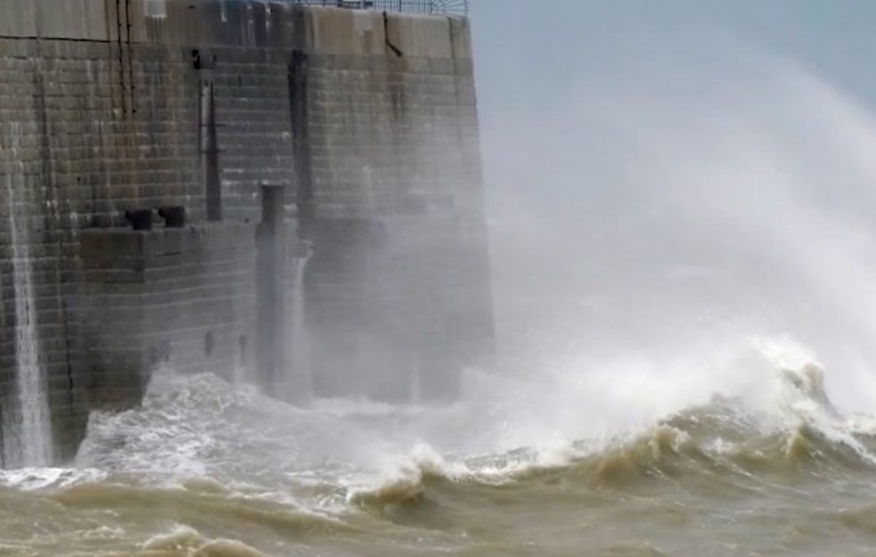 Oluja Bram koja se približava Britaniji i Irskoj ocenjena kao opasna po život: Poplavne vode mogu izazvati štetu na zgradama