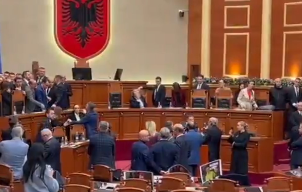 Haos u albanskoj skupštini: Opozicija palila baklje, pa se sukobila sa policijom (VIDEO)