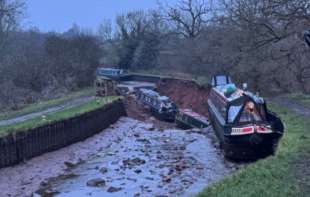 Brodovi ostali na suvom: U Engleskoj zemlja progutala kanal i svu vodu