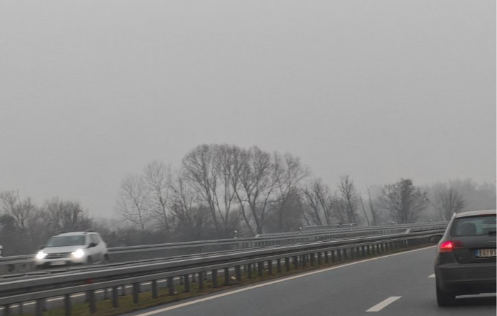 U jutarnjim satima magla na većini puteva u Srbiji, savetuje se oprezna vožnja