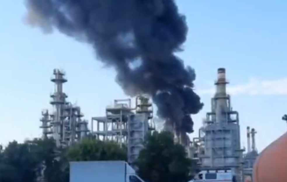 Velika ruska naftna rafinerija pogođena britanskim raketama Storm šedou (VIDEO)