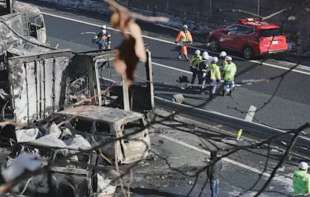 Dve osobe poginule, 26 povređeno u sudaru vozila kod Tokija