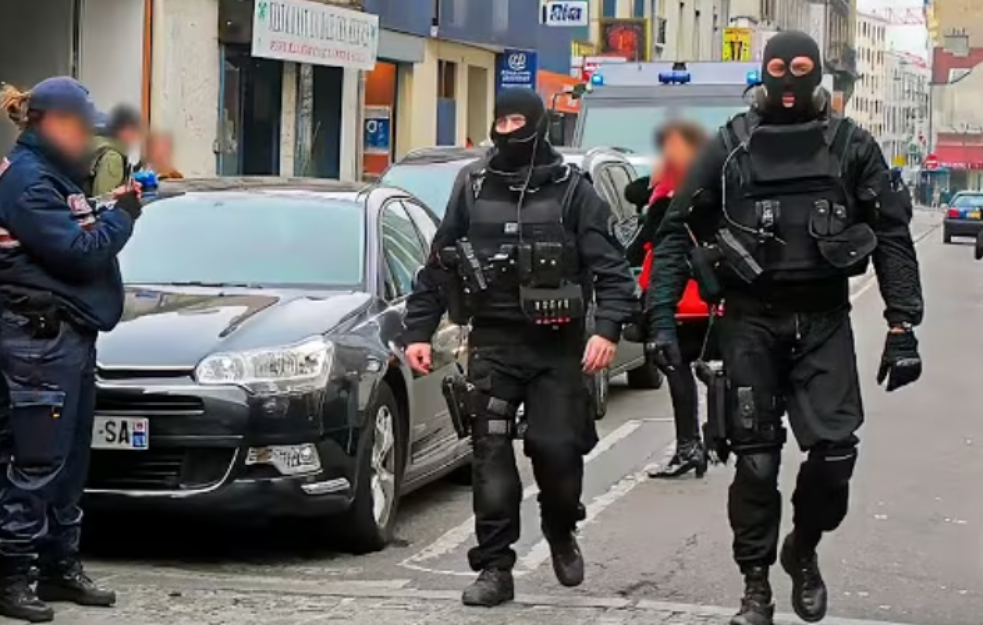 Francuske vlasti u pojačanoj pripravnosti zbog rizika od terorizma i bandi u Parizu za Novu godinu