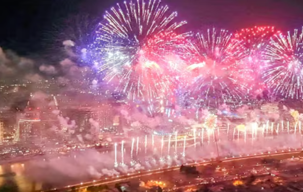 Građani širom Srbije dočekali Novu 2026. godinu na gradskim trgovima