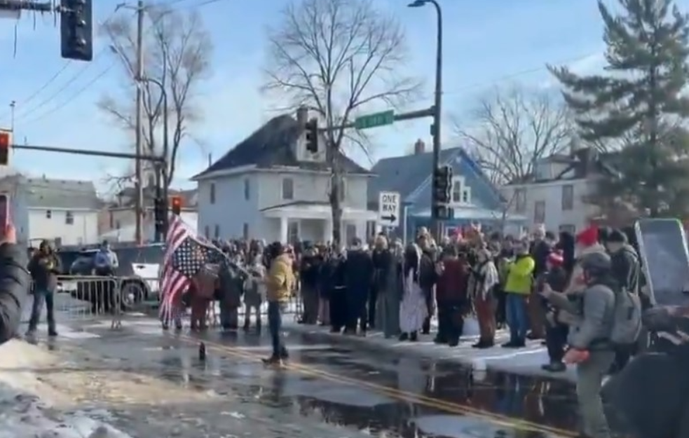 Napeto u Mineapolisu pošto je agent antiimigracione službe ubio ženu: Građani na ulicama, škole zatvorene