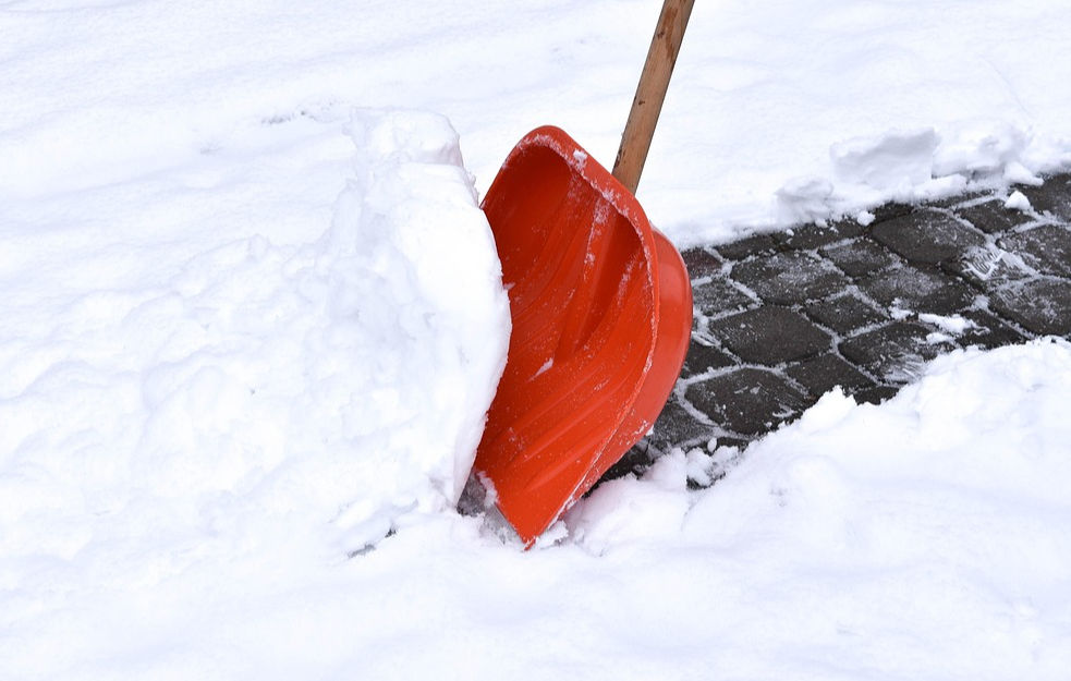 Studenti FTN-a pozvali građane da im se pridruže u dvodnevnoj akciji čišćenja snega na više lokacija u Novom Sadu