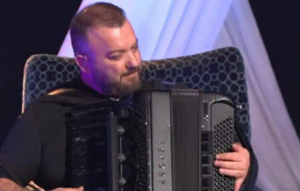 Poznati muzičar pravi veselje za celu estradu: Glamurozno punoletstvo u najavi!