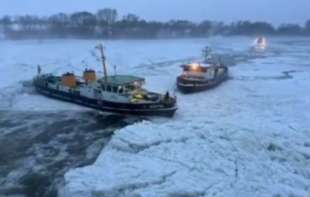 Led okovao Evropu: Na reci Elbi u blizini Hamburga formirale se sante visoke i do 10 metara (VIDEO)