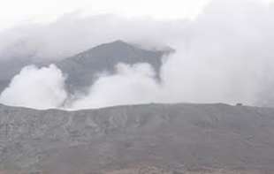 Helikopter sa tri osobe nestao kod planine Aso u Japanu