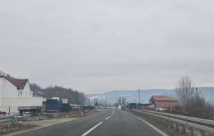 Putevi prohodni, raskvašeni sneg mestimično, moguća poledica i magla