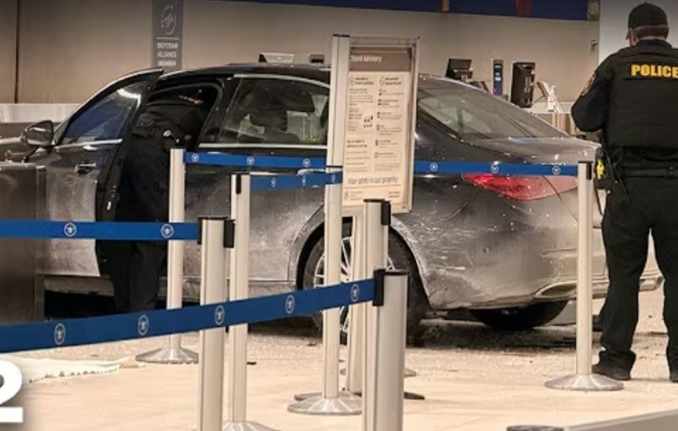 Dramatičan incident na aerodromu u Detroitu: Automobil probio ulaz i zavr&scaron;io u terminalu