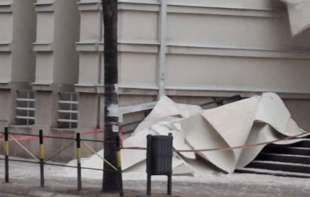 Pala fasada sa renovirane zgrade prokupačke Gimnazije: Grad traži hitnu sanaciju o trošku izvođača