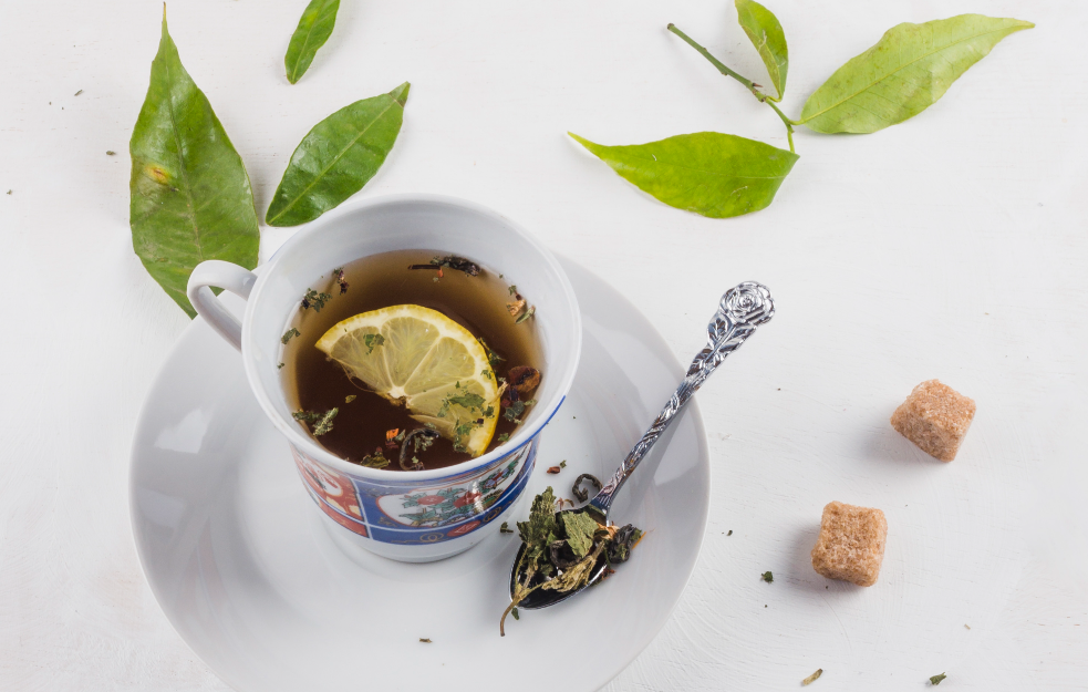 Zašto zeleni čaj treba piti sa limunom