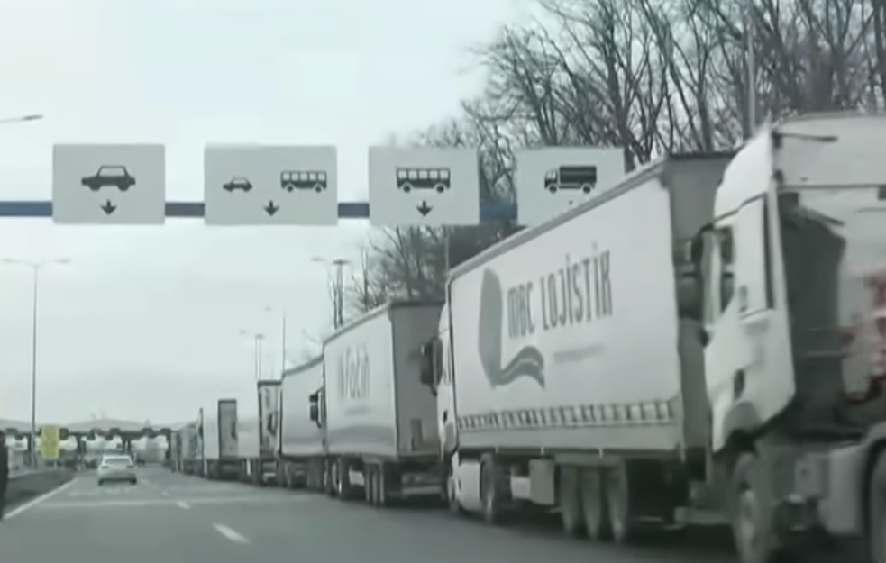 AMSS: Teretni terminalni u blokadi, oprez zbog moguće magle i poledice