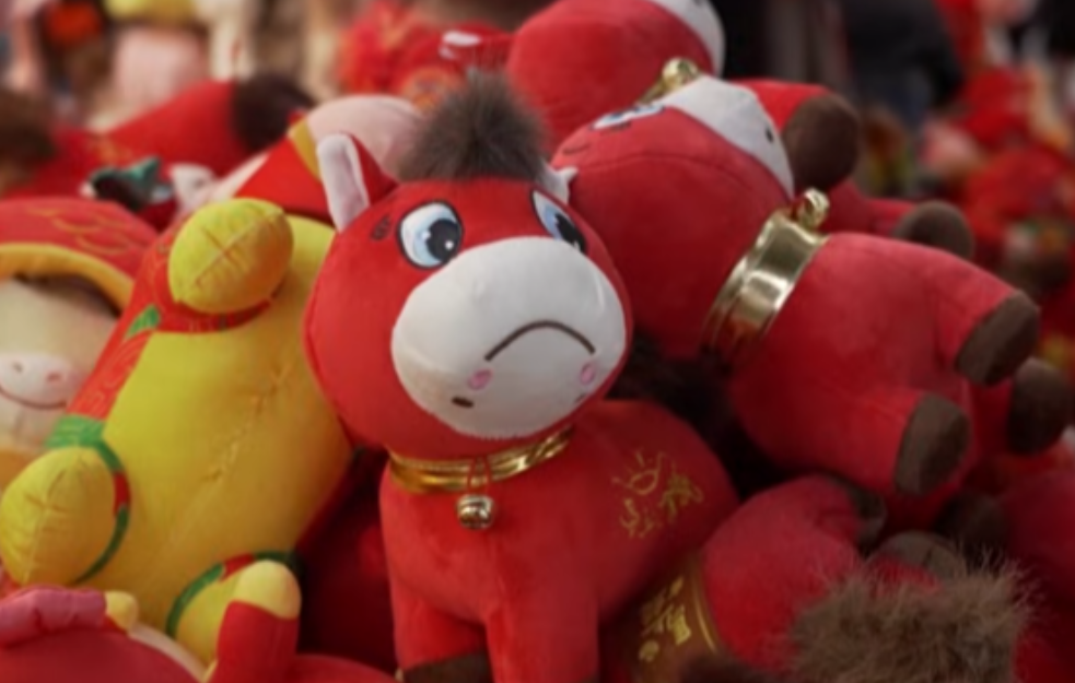  Crveni plišani tužni konjić nastao greškom - sada je hit u Kini  VIDEO