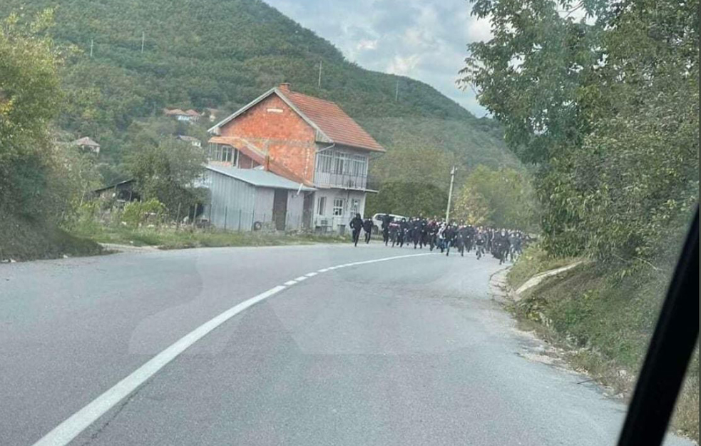 NOVE BARIKADE NA KOSOVU! Građani <span style='color:red;'><b>revolt</b></span>irani: Blokiran saobraćaj na magistralnom putu